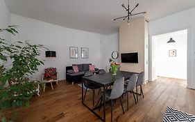 Spacious 2Br By Metro And Center By Hm